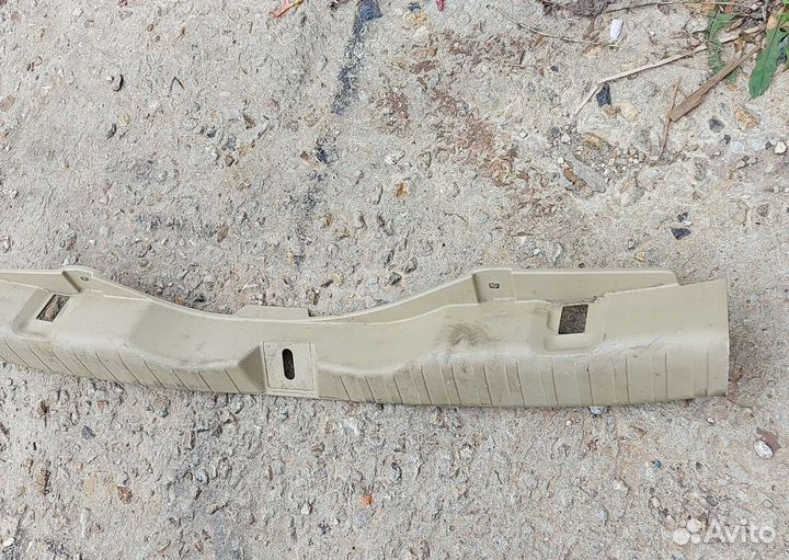 Обшивка замка крышки багажника Хонда cr v 3