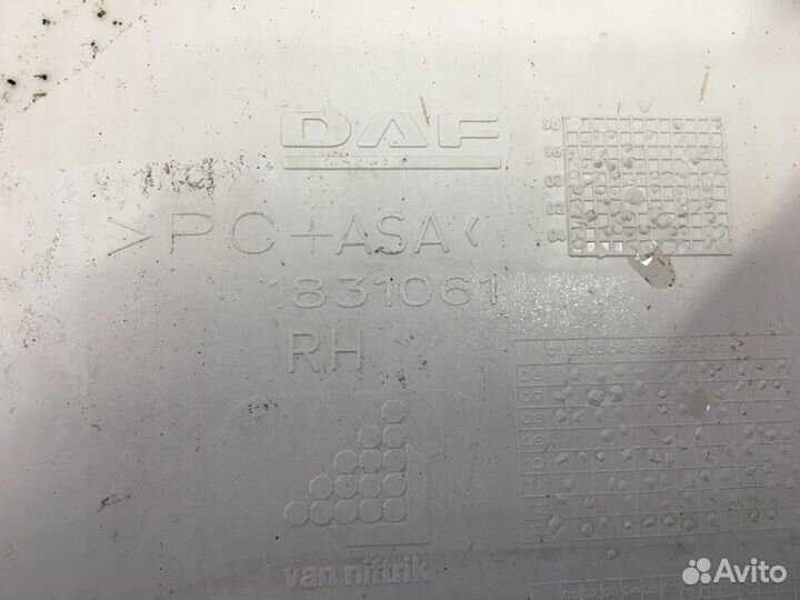 1831061 Накладка крыла правая