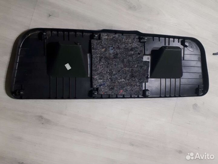 Пластик крышки багажника Volkswagen Polo седан