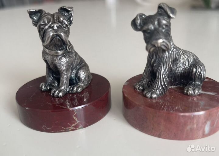 Серебряный сувенир Собака на подставке из яшмы