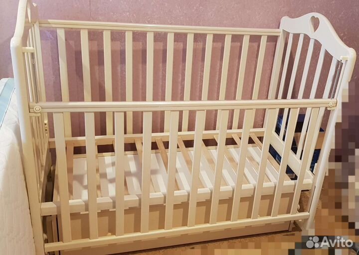 Детская кроватка с маятником