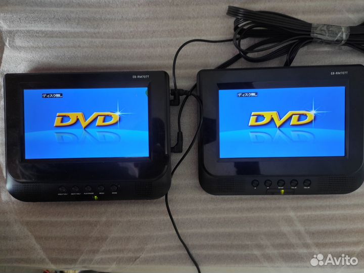 Портативный видеопроигрыватель с двойным монитором