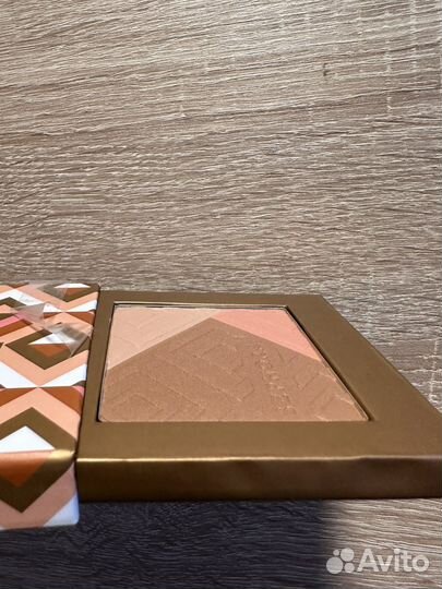 Bronzer Пудра бронзирующая c эффектом сияния