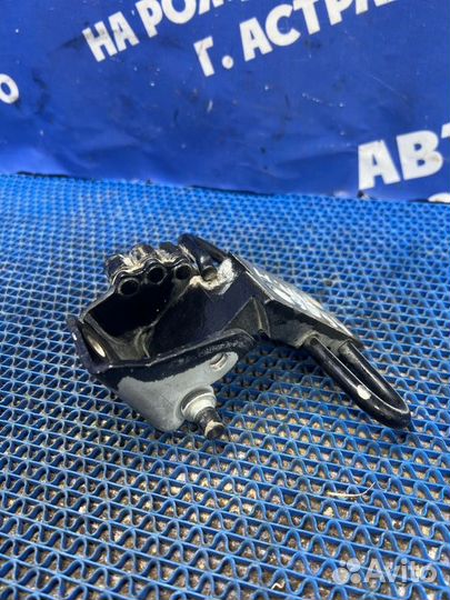 Петля двери Audi A6C6 седан 2005