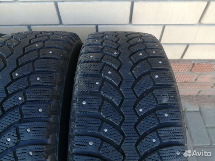 Bridgestone Blizzak Spike-01 215/65 R16