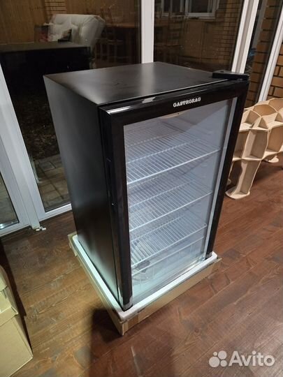 Холодильный шкаф витринный