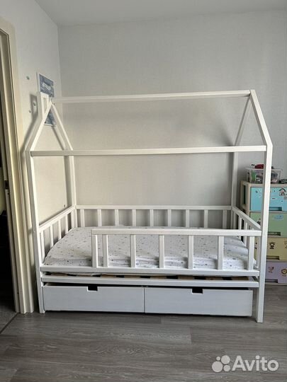 Детская кроватка домик