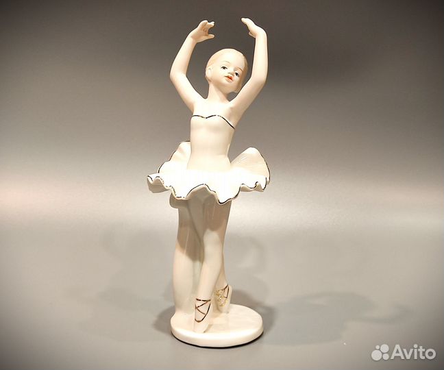 Фарфоровая статуэтка Юная Балерина