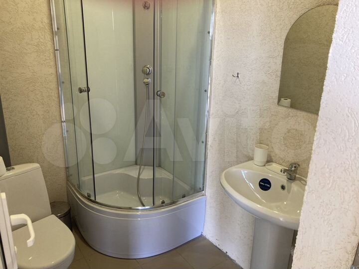 Комната 24 м² в 6-к., 1/2 эт.