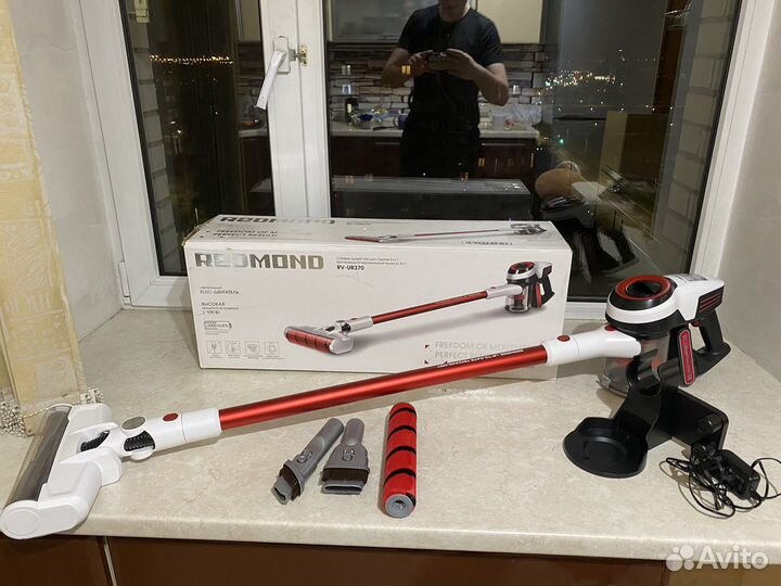 Вертикальный пылесос redmond RV-UR370