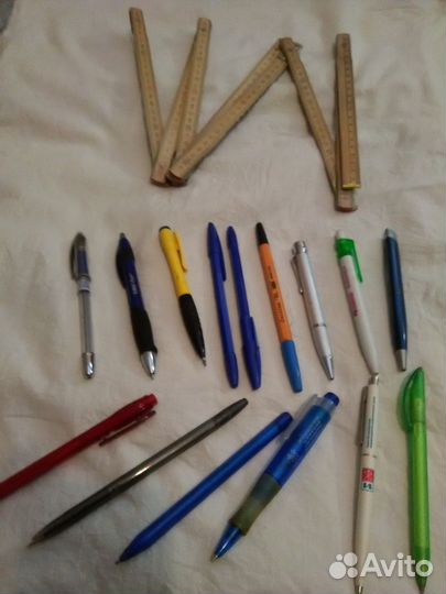 Канцелярская линейка и Набор авторучек