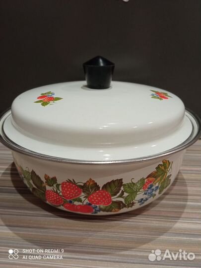 Салатник эмалированный с крышкой новый