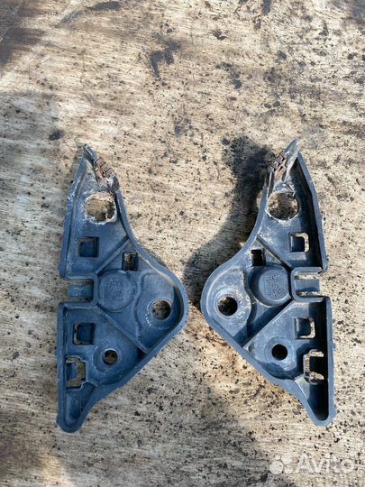 Кронштейн переднего бампера правый Renault Fluence