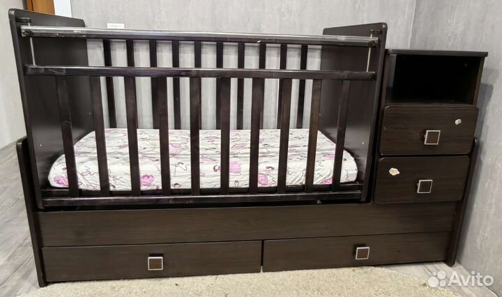 Детская кроватка с маятником и ящиком