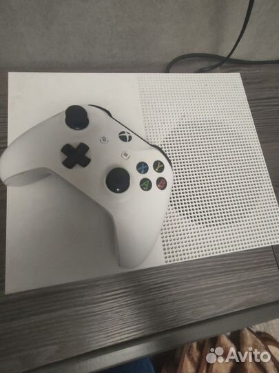 Xbox One s 1tb с играми + геймпад