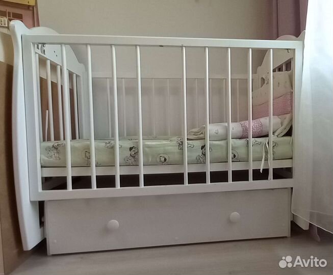 Детская кроватка с маятником