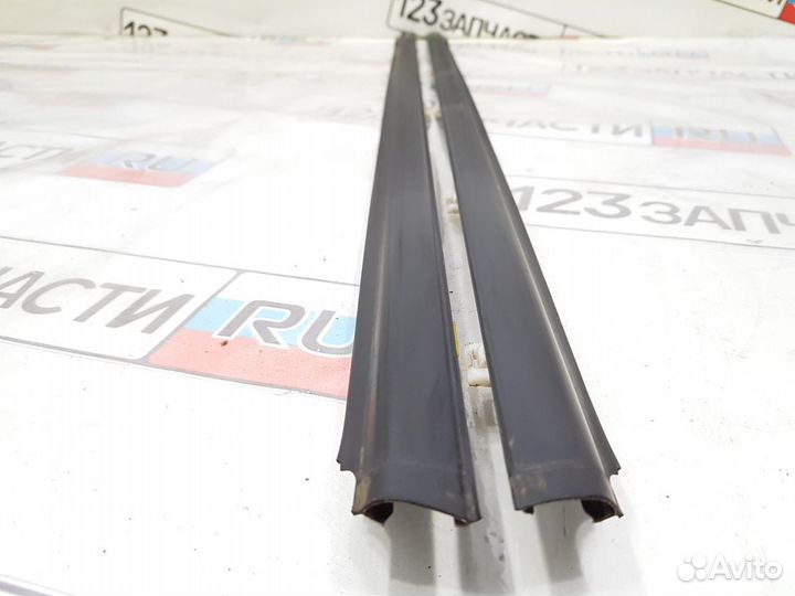 Молдинг стекла двери передней левой наружный