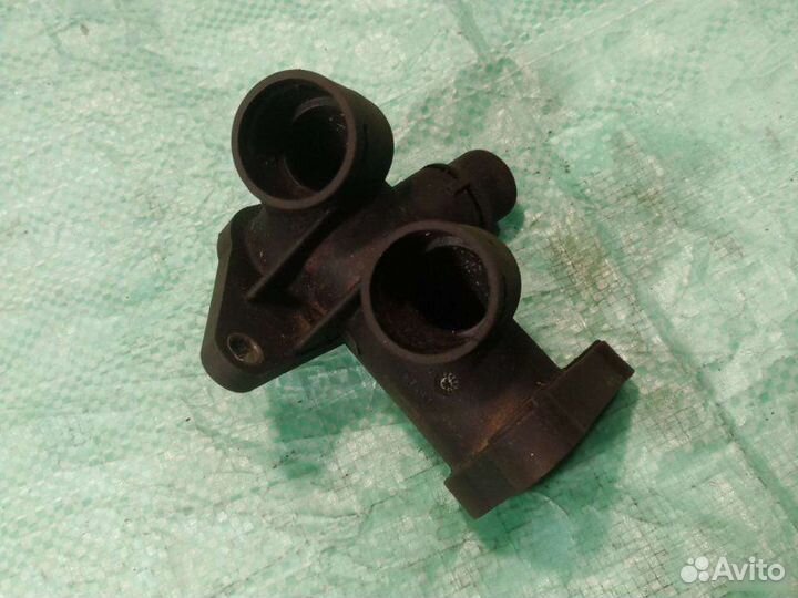 Фланец системы охлаждения Volkswagen Passat B5