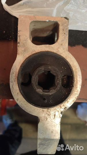 Сайлентблок задний переднего правого рычага