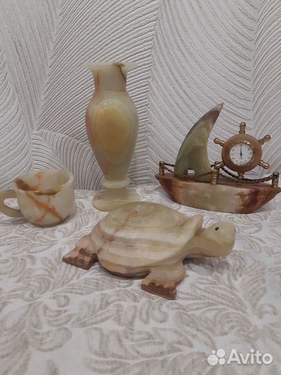 Фигурки и посуда из оникса