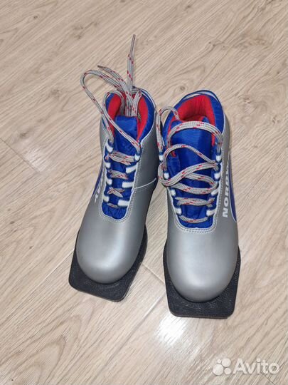 Беговые лыжи детские с ботинками и палочками