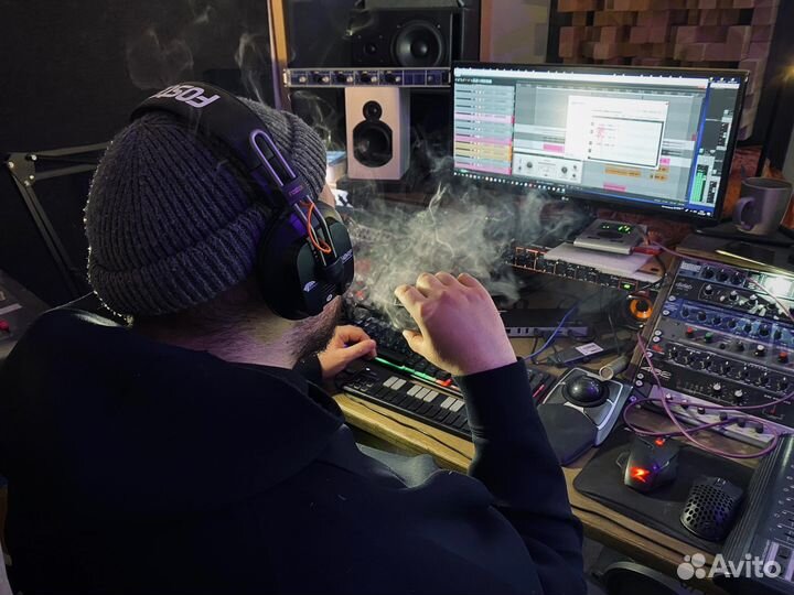 Автор песен, аранжировщик и звукорежиссер