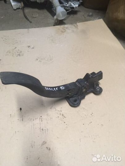 Педаль газа Mitsubishi Lancer-10