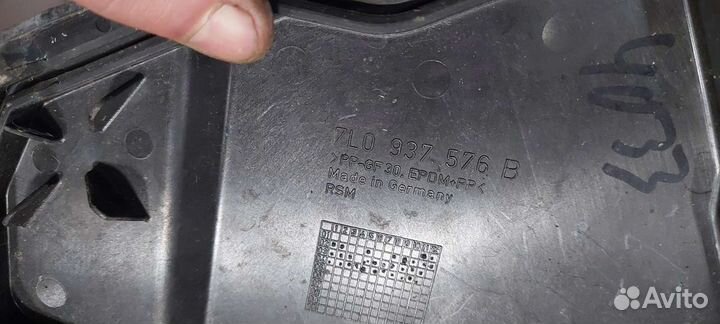 Крышка блока предохранителей на Volkswagen Touareg