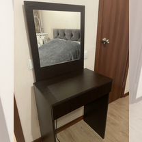 Туалетный столик с зеркалом