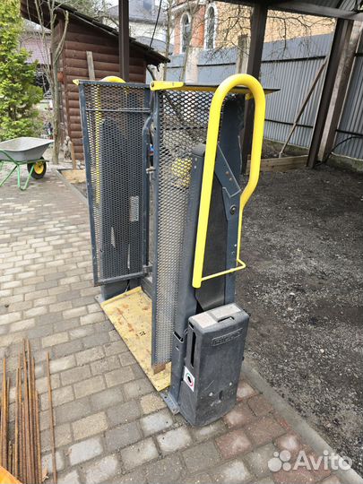 Подъемник для инвалидов в автомобиль