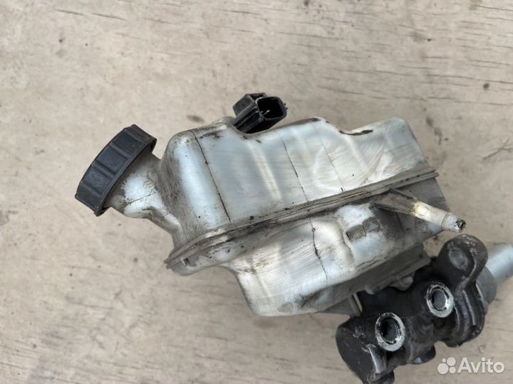 Главный тормозной цилиндр Ford Transit 2.4