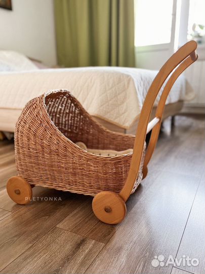 Плетеная коляска для куклы