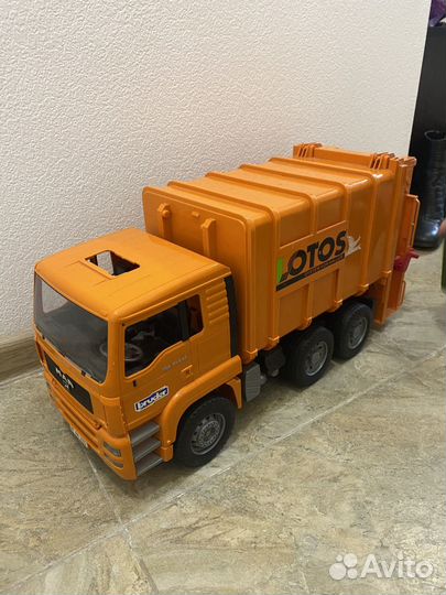 Мусоровоз bruder