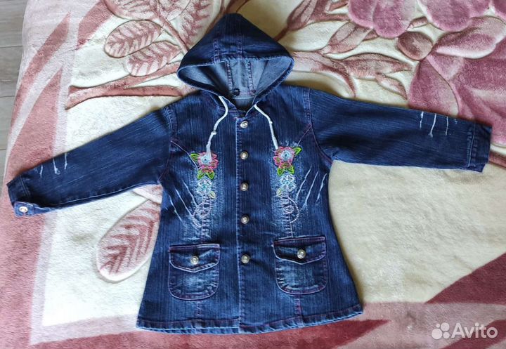 Джинсовая курткас капюшоном для девочки