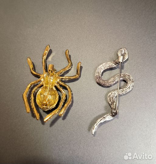 Комплект брошей