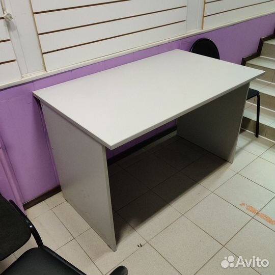 Стол серый лдсп офисный с тумбой в синем цвете бу