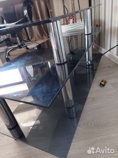Стеклянная тумба под телевизор целая