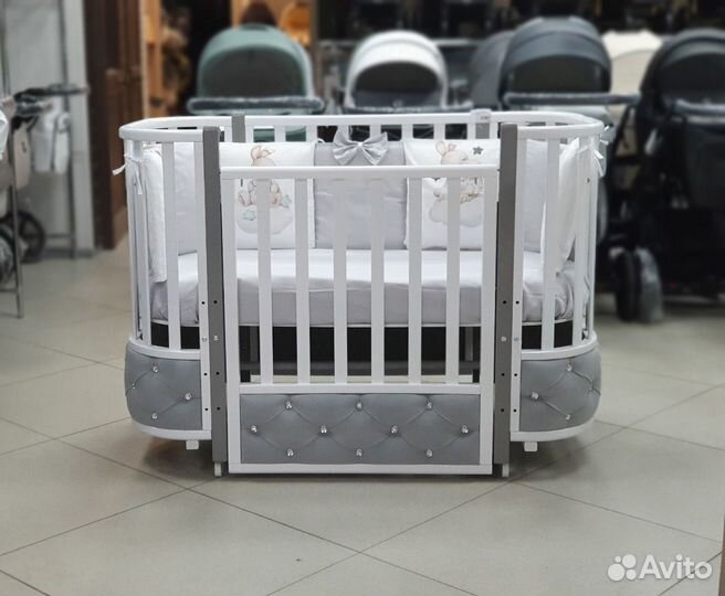 Кроватка для новорожденных с короной и стразами