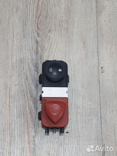Кнопка аварийной сигнализации Renault scenic 2