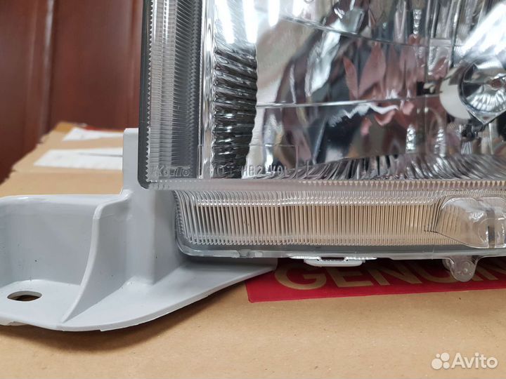 Фара Toyota 81170-52440 Scion XB лев