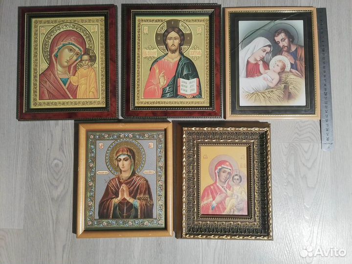 Иконы разные, полка, лампада