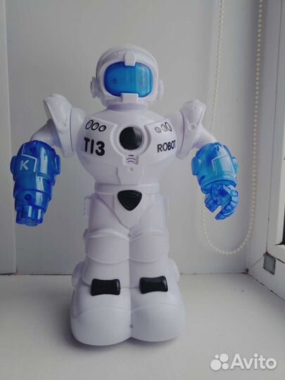 Игрушка робот от батареек