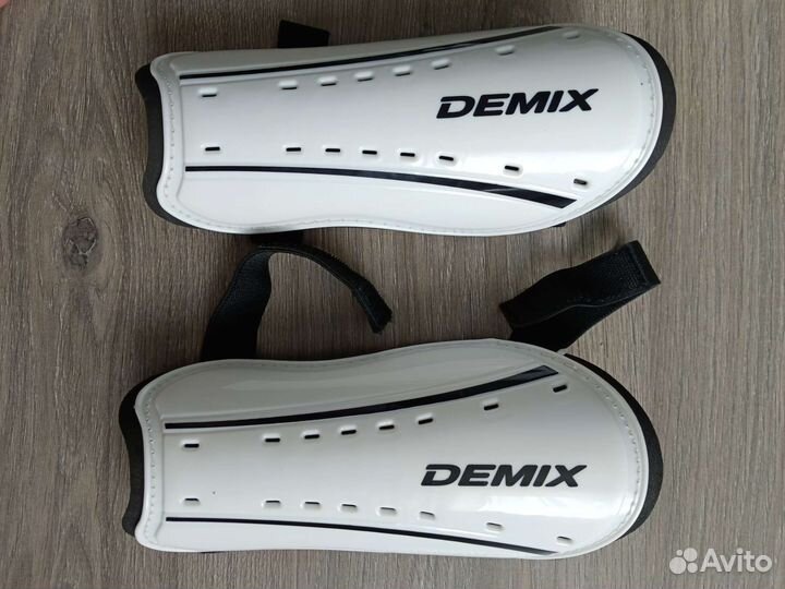 Футбольные щитки Demix
