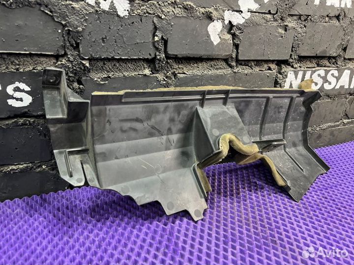 Дефлектор радиатора правый Nissan Note E12-060845