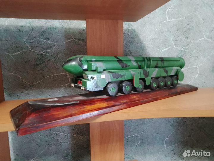 Модель передвижного ракетного комплекса