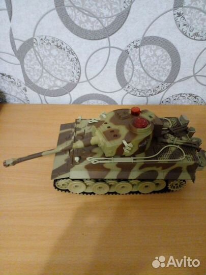 Детские игрушки. Танк и машинка