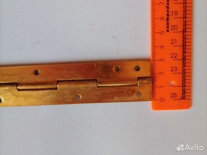 Рояльные петли жёлтого цвета