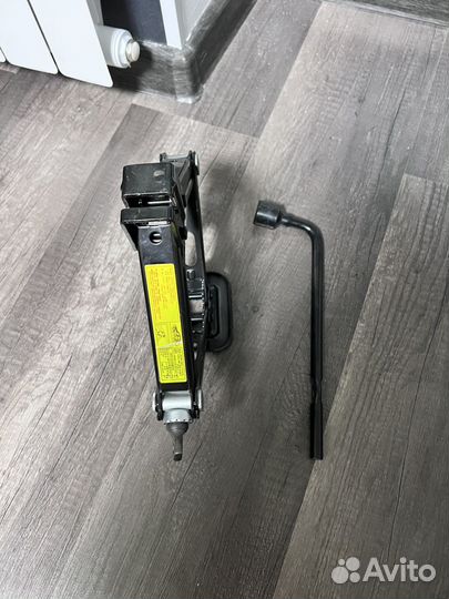 Домкрат автомобильный