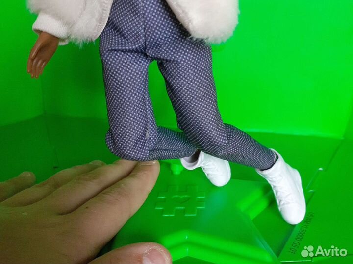 Подвижная кукла со снимающимся париком