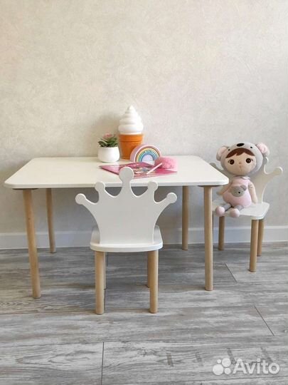 Детский стол и два стула